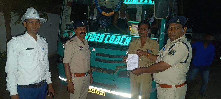 शराबी चालक नशे में चला रहा था बारातियों से भरी बस, दुर्ग यातायात पुलिस ने बस को किया जब्त