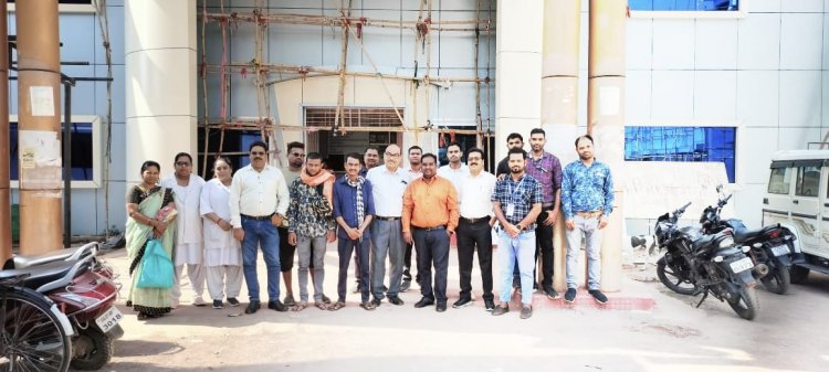 पुरुषों ने कराया नसबंदी ऑपरेशन