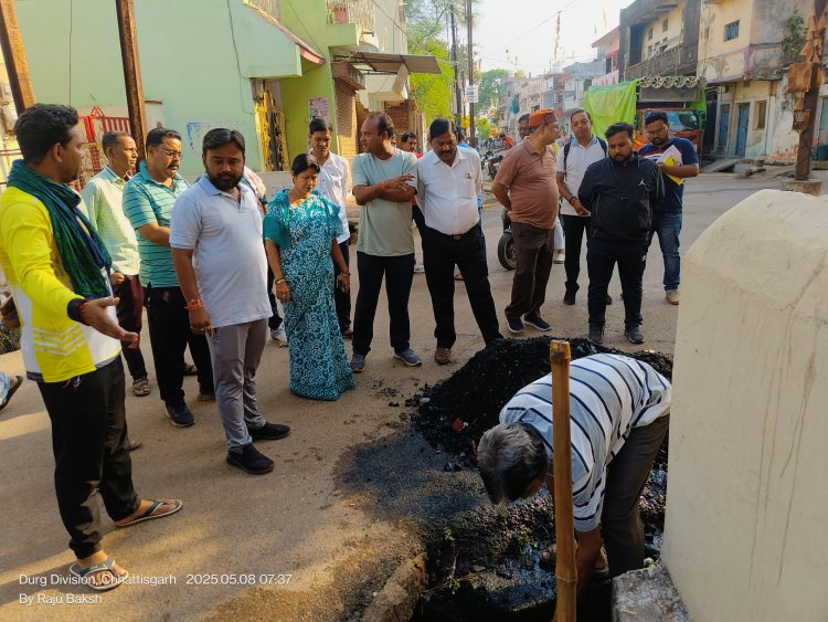 महापौर की मौजूदगी में नालियों में चला महा सफाई अभियान