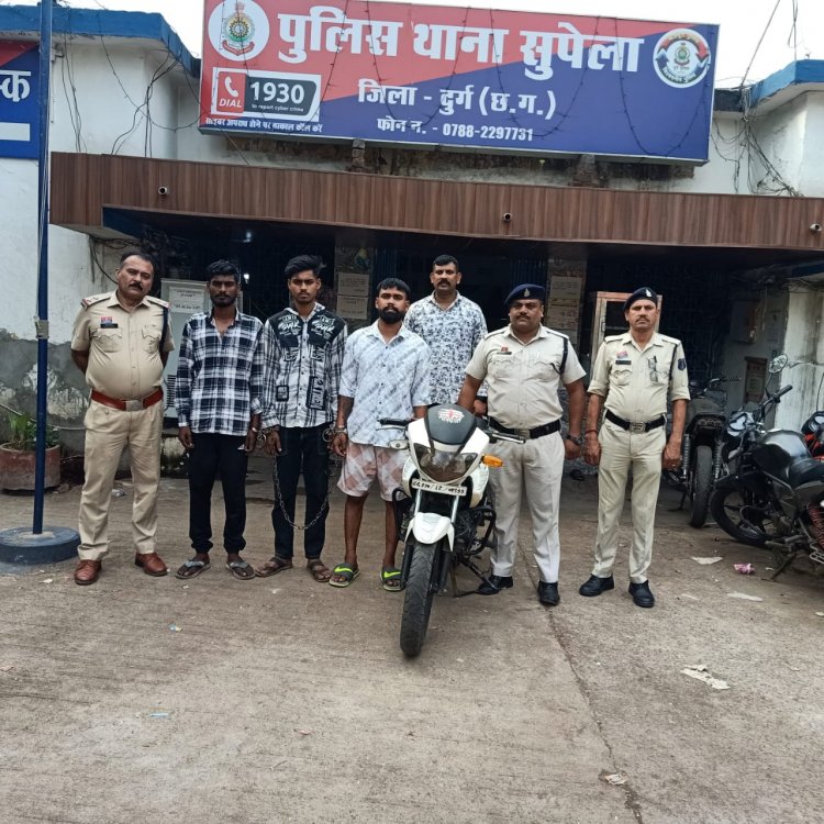 मारपीट कर बाइक चोरी के मामले में एक नाबालिक सहित चार गिरफ्तार