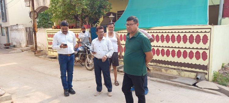 आयुक्त ने किया सीमेंटीकरण सड़क का अवलोकन, स्थानीय नागरिकों ने कहा हम सब पानी डालेंगे आप लोग बची हुई सड़क को पूरा कर दीजिए