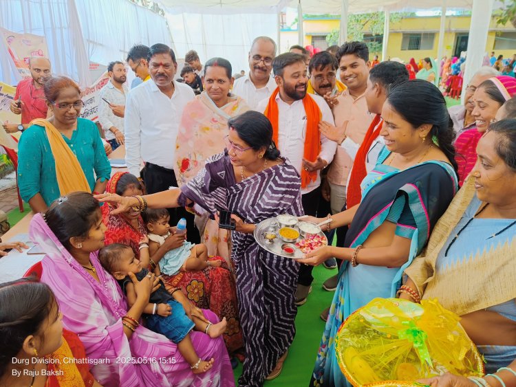 महापौर अलका बाघमार ने गर्भवती महिलाओं की गोद भराई कर बच्चों को कराया अन्नप्राशन