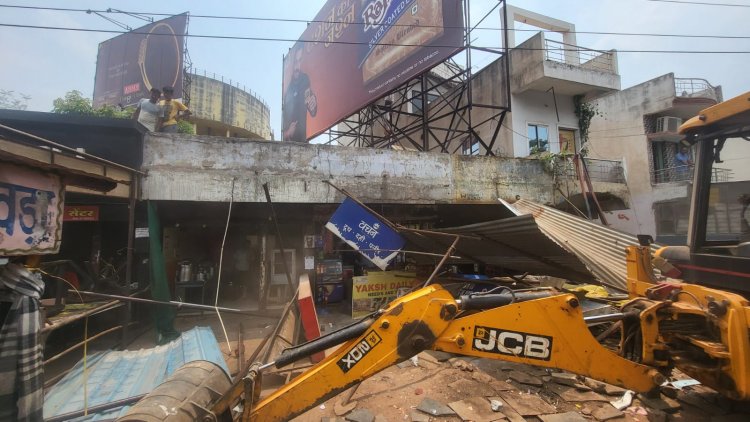 सूर्या माॅल चौंक के सामने, नेशनल हाईवे सर्विस रोड के उपर से बने अतिक्रमण पर चला निगम का बुलडोजर