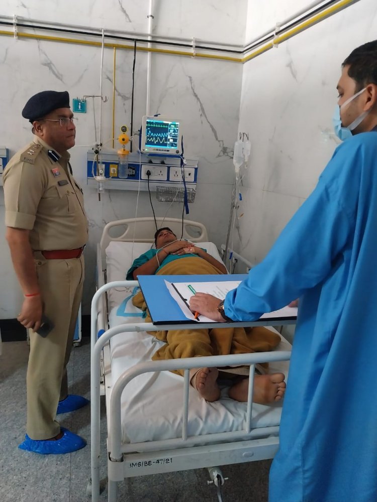 महिला बुलेट चालक की ठोकर से सुपेला थाना का ASI हुआ घायल, उल्टी होने पर तत्काल अस्पताल में कराया गया भर्ती, वरिष्ठ पुलिस अधीक्षक ने की घायल से मुलाकात