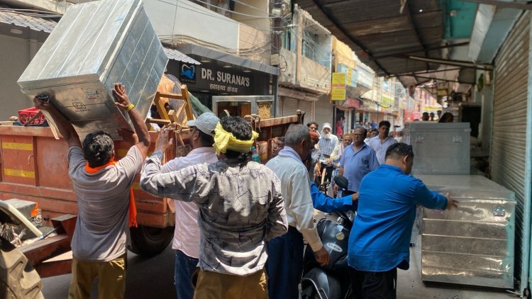 नगर निगम का अतिक्रमण पर एक्शन, दुकानदारों में मचा हड़कंप, कूलर, स्टैंड चेयर, त्रिपाल को किया जब्त