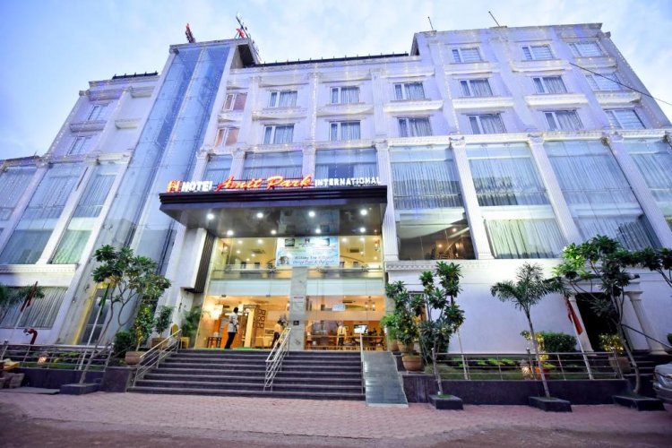 होटल अमित पार्क इंटरनेशनल की शिकायत कलेक्टर से, ग्राहकों से पैकेज ड्रिकिंग वॉटर पानी का मूल्य से अधिक रकम लेने एवं रेग्यूलर पानी ग्राहकाें को उपलब्ध न कराये जाने का आरोप