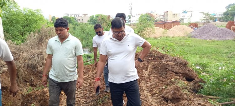 बड़े-बड़े प्लाट लेकर लाखों - करोड़ों का बनाया मकान, लेकिन पानी निकासी की व्यवस्था नहीं