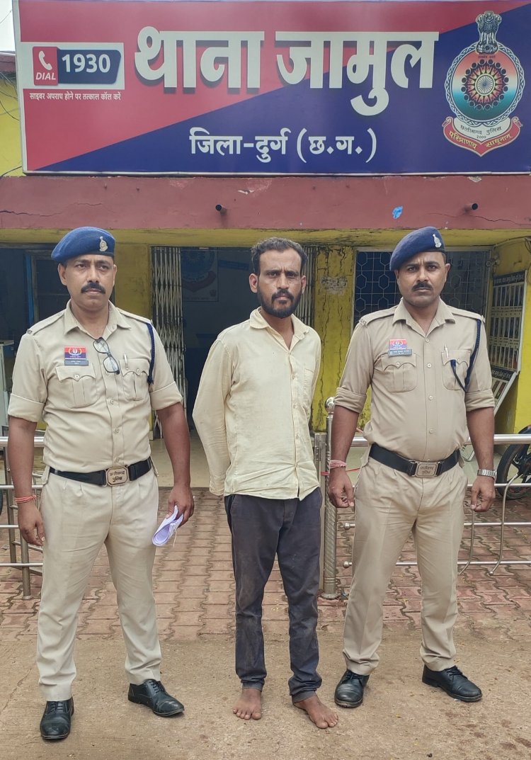 फर्नीचर दुकान का कर्मचारी निकला चोर