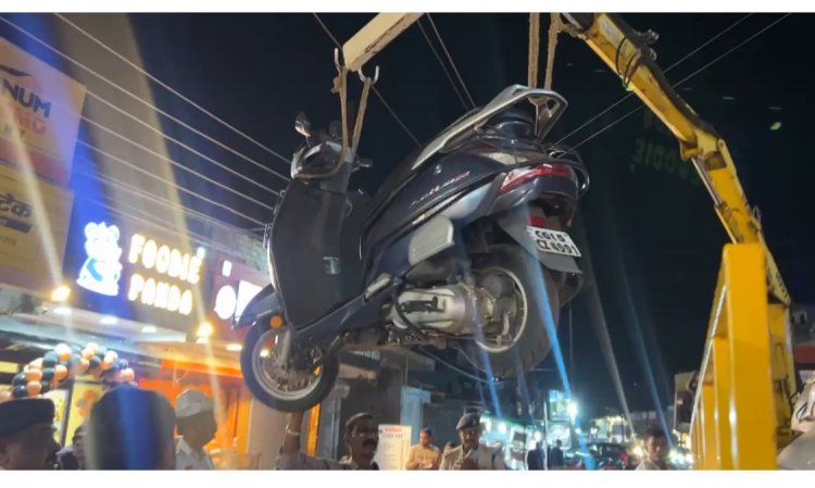 अवैध पार्किंग में खड़ी वाहनाें को क्रेन से उठाकर ले गई पुलिस