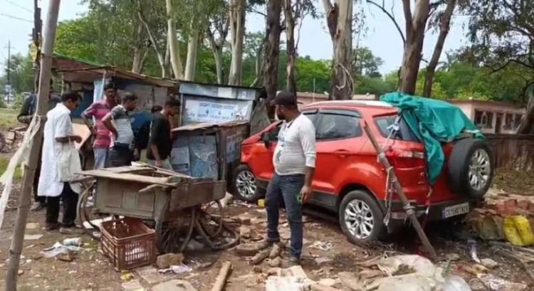 पान और समोसे की ठेले में जा घुसी अनिंत्रित कार, कार सवार युवक और युवती फरार, बाल-बाल बची लोगों की जान
