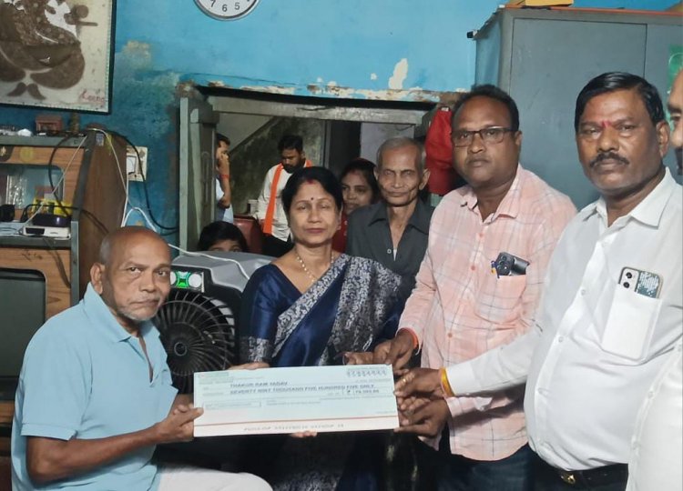 एमआईसी सदस्यों के साथ महापौर पहुंची कर्मचारी के घर, उपादान की राशि का चेक प्रदान किया