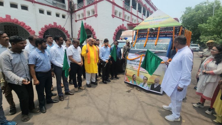 दुर्ग ग्रामीण विधायक ललित चंद्राकर ने किसान रथ को हरि झंडी दिखाकर किया रवाना