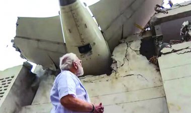 क्रैश हुए विमान के मलबे के पास पहुंचे प्रधानमंत्री नरेंद्र मोदी