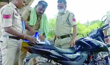 ओवरब्रिज के नीचे झाड़ियों में मिला कीड़े लगे लाश