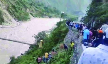 नदी में जा गिरी बदरीनाथ दर्शन के लिए जा रहे यात्रियों भरी वाहन, 2 की मौत, कई लोग लापता 