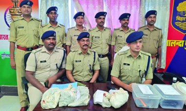 अवैध गन फैक्ट्री का भंडाफोड़, छापेमारी में पति-पत्नी गिरफ्तार, यूएस मेड पिस्टल सहित भारी मात्रा में हथियार बरामद