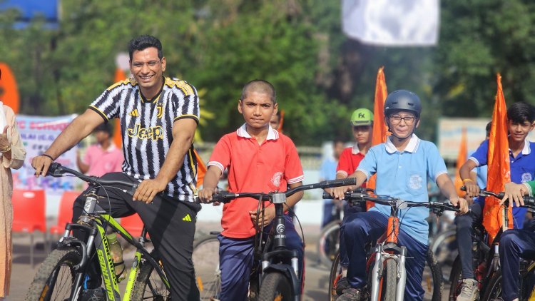 विधायक देवेन्द्र यादव ने सुनी जनता की समस्याएं, बच्चों के साथ साइकिलिंग और वॉलीबॉल भी खेले