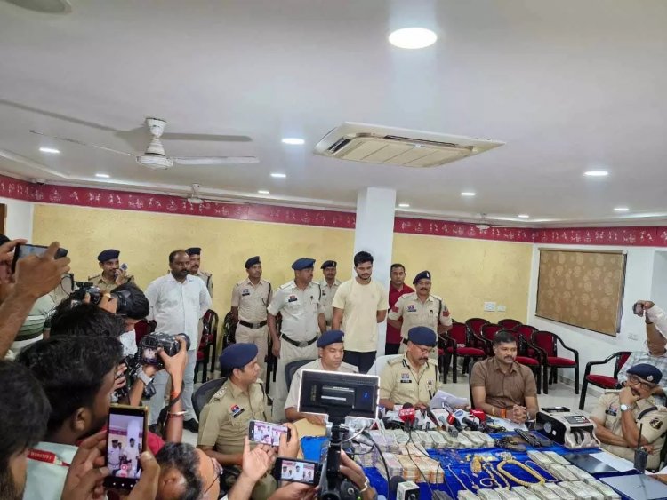 लोगों को ब्याज में रुपए देकर उनके सम्पत्ति को हड़पने वाला आरोपी गिरफ्तार, 37.10 लाख रुपए नकदी सहित तलवार व रिवाल्वर जब्त