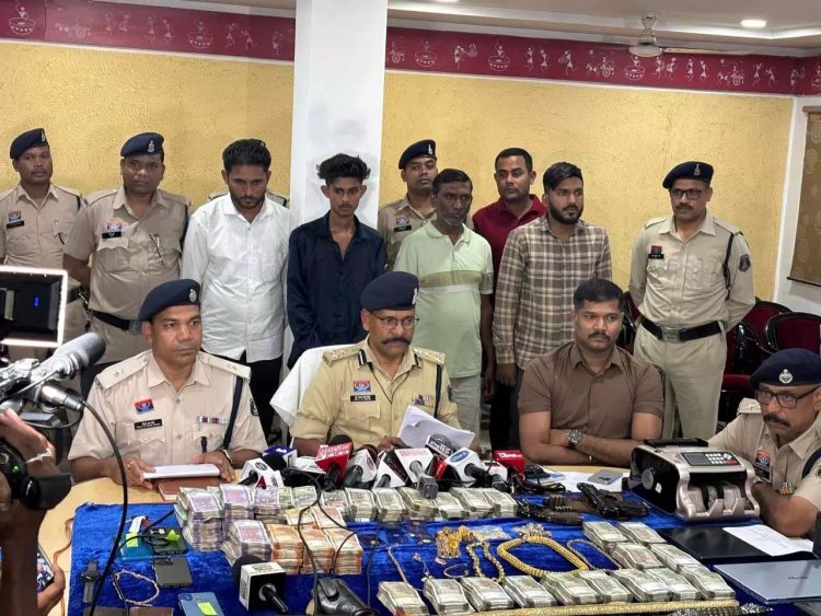 गहने देखने के बहाने ज्वेलरी दुकान से सोने की चेन लेकर भागने वाले 4 आरोपी गिरफ्तार, लाखों रुपए का सामान जब्त