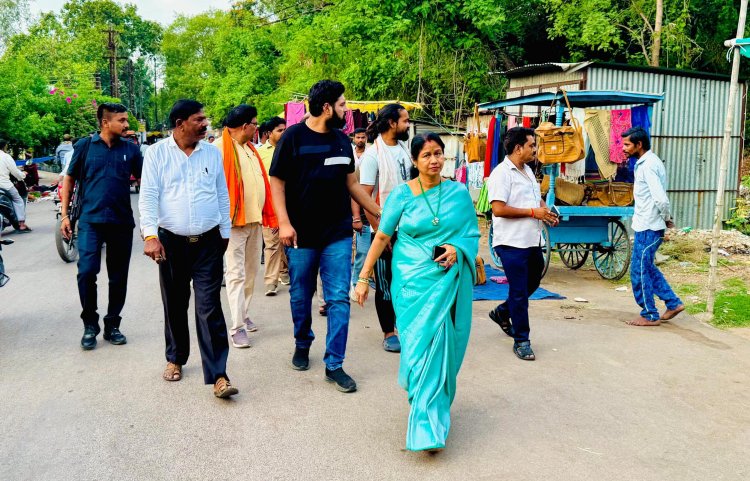 सड़क किनारे से अतिक्रमण हटाने के बाद निरीक्षण को निकली महापौर अलका बाघमार