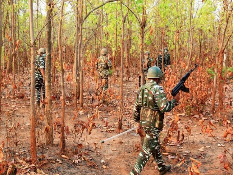 मुठभेड़ में दो नक्सली मारे गए, तलाशी अभियान जारी