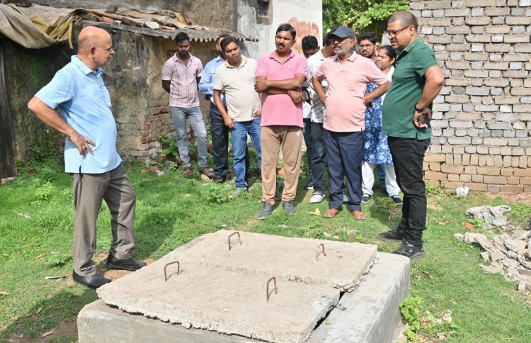 खुर्सीपार क्षेत्र में चल रहे सिवरेज लाईन पुनर्निर्माण के कार्यो का निरीक्षण करने पहुंचे आयुक्त