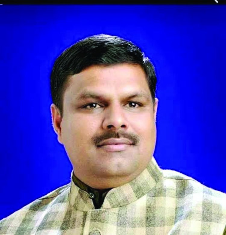 बैडमिंटन खेलने के दौरान चक्कर खाकर गिरे दुर्ग विधायक गजेन्द्र यादव, इलाज जारी