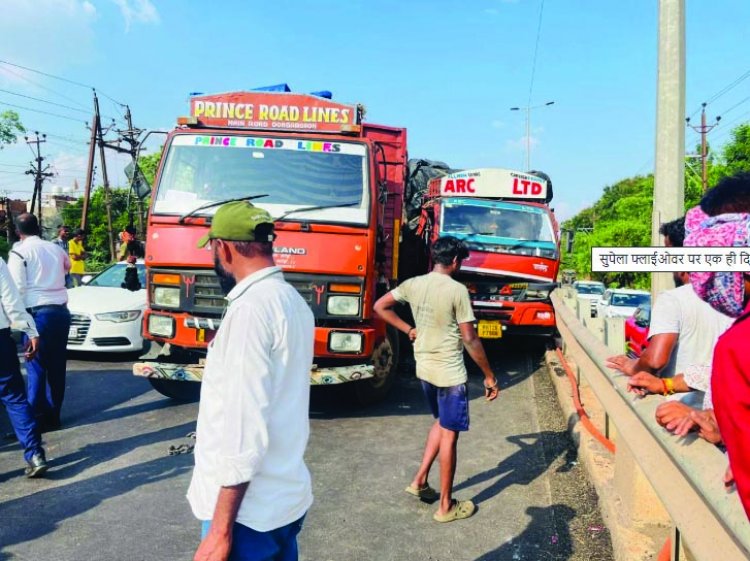 भिलाई के सुपेला फ्लाईओवर ब्रिज में दो ट्रकों की आपस में भिड़ंत, ट्रक छोड़कर भागा चालक, घंटों रही यातायात प्रभावित
