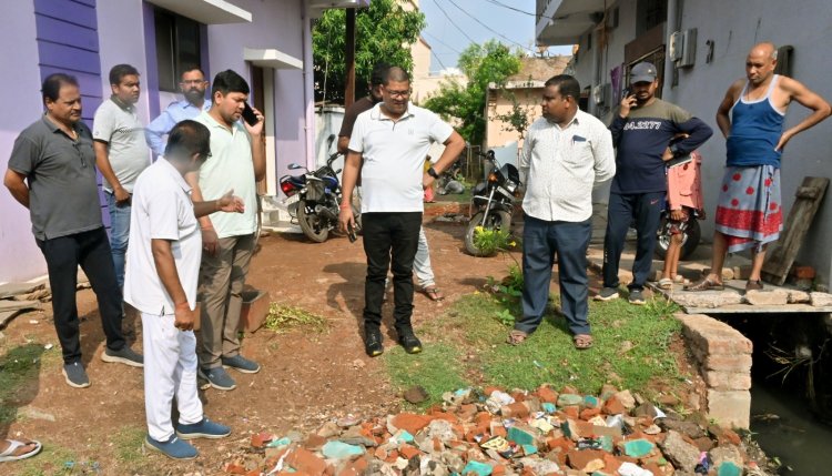 आयुक्त ने अवैध निर्माण एवं जलभराव क्षेत्र का किया निरीक्षण 