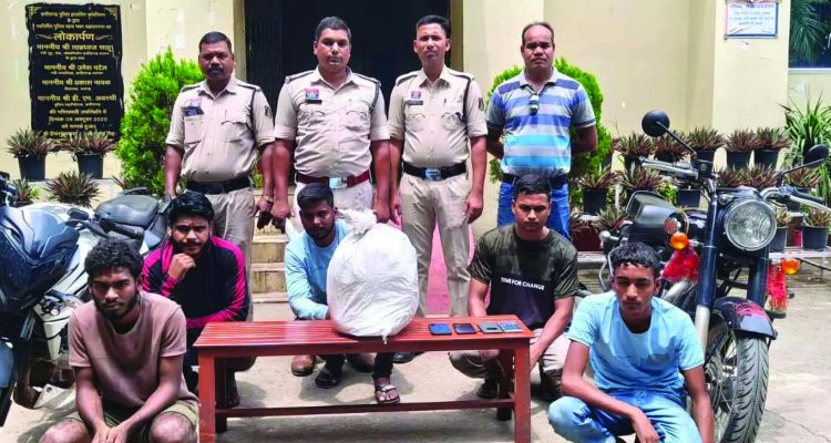 प्रतिबंधित कफ सिरफ तस्करी करते 5 गिरफ्तार