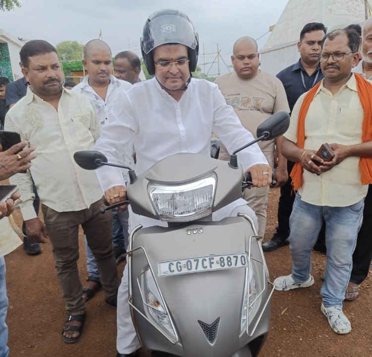 छुट्टी के दिन स्कूटी से फिर निकले विधायक रिकेश, लाखों के निर्माण कार्य का किया शुभारंभ