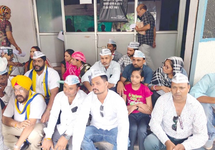 RTE प्रवेश प्रक्रिया में व्यापक भ्रष्टाचार का आरोप, आम आदमी पार्टी ने किया दुर्ग जिला शिक्षा अधिकारी का घेराव