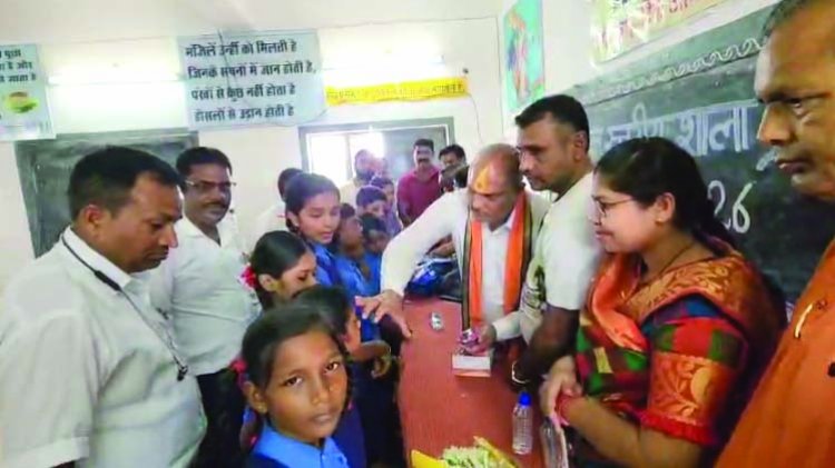धूमधाम से मनाया गया शाला प्रवेश उत्सव, विधायक ललित चन्द्राकर ने किया गणवेश एवं पाठ्यपुस्तकों का वितरण