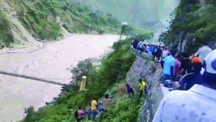 नदी में जा गिरी बदरीनाथ दर्शन के लिए जा रहे यात्रियों भरी वाहन, 2 की मौत, कई लोग लापता