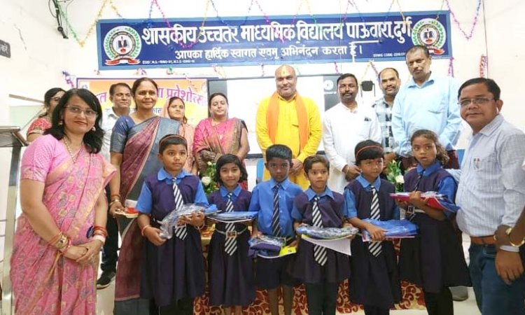 पाऊवारा में शाला प्रवेश उत्सव, विधायक ललित चन्द्राकर ने तिलक लगाकर किया बच्चों का स्वागत