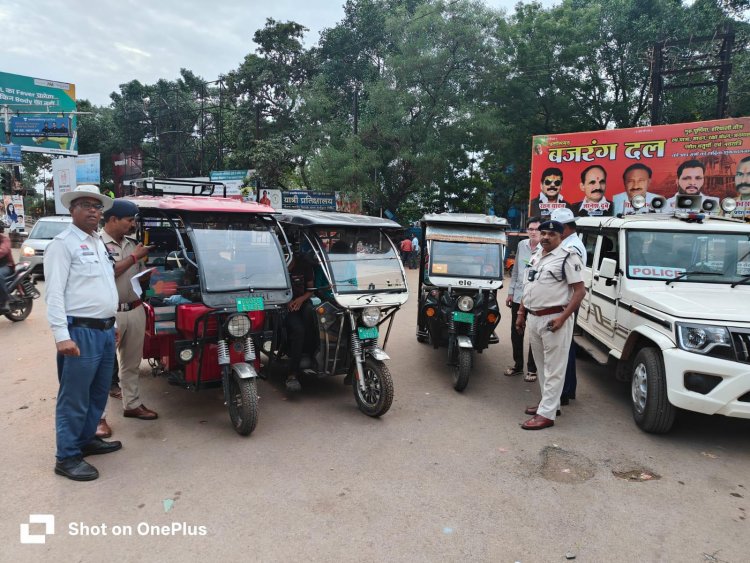 55 ई-रिक्शा और ऑटो चालकों पर ट्रैफिक पुलिस ने की कार्रवाई