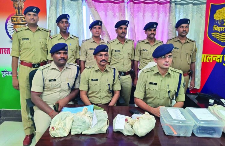 अवैध गन फैक्ट्री का भंडाफोड़, छापेमारी में पति-पत्नी गिरफ्तार, यूएस मेड पिस्टल सहित भारी मात्रा में हथियार बरामद