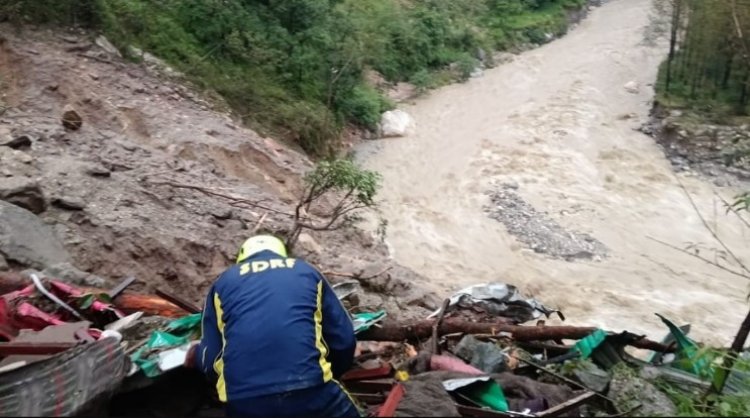 बादल फटने से कई मजदूर लापता, टेंट में रह रहे मजदूर तेज सैलाब में बह गए