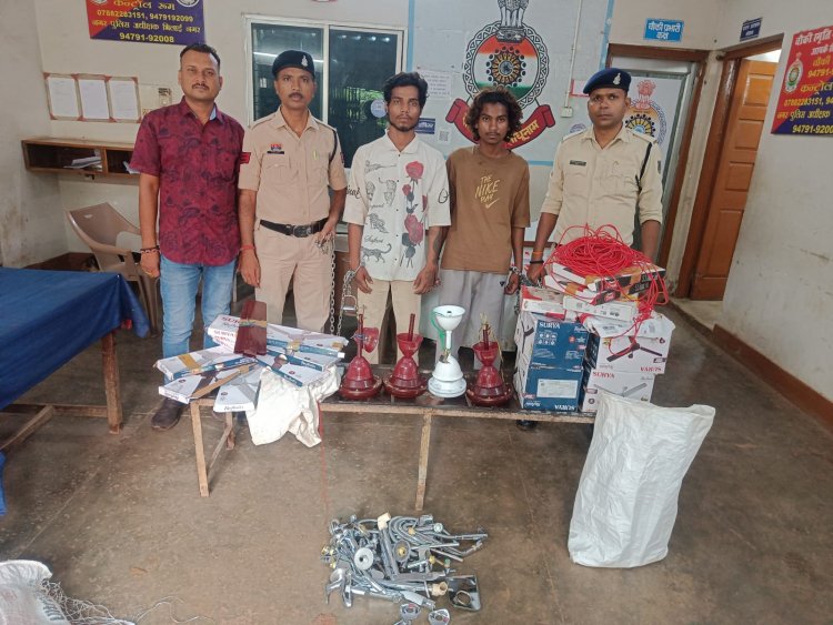 गैंग बनाकर चोरी करने वाले एक नाबालिग सहित तीन शातिर चोर गिरफ्तार, 80 हजार रुपए का माल जब्त