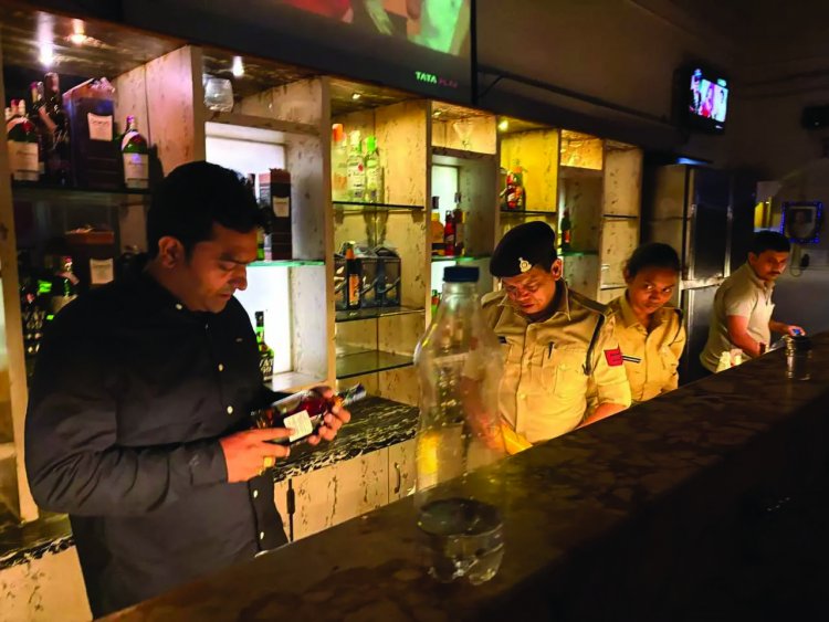होटलों और बारों में आबकारी विभाग और पुलिस टीम ने मारा छापा