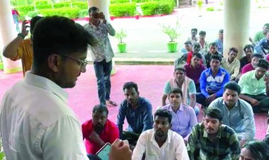 शक्कर कारखाने से हटाए गए 250 से भी अधिक श्रमिक, आक्रोशित लोगों ने किया कलेक्ट्रेट का घेराव