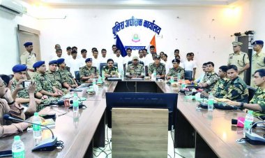 अबूझमाड़ में बड़ी सफलता: 37.50 लाख ईनामी 22 नक्सलियों ने हथियार डाले, 8 महिला नक्सली भी शामिल