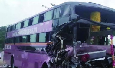 मनीष ट्रेवल्स की बस खड़े ट्रक से टकराई, ड्राइवर और महिला हेल्पर की मौत, 30 यात्री बाल-बाल बचे