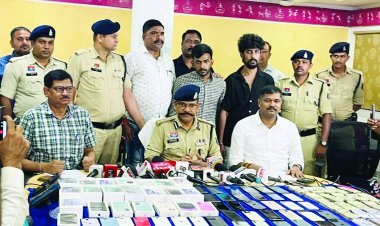 मोबाइल दुकान में 21 लाख की चोरी, ट्रेन से फरार होते पकड़े गए चार शातिर चोर, दो नाबालिग सहित 4 गिरफ्तार, 87 मोबाइल बरामद