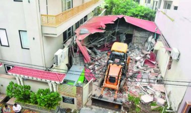 सूदखोर 'तोमर बंधुओं' पर बुलडोजर की चोट: ऑफिस ध्वस्त, फरार हिस्ट्रीशीटरों की तलाश तेज