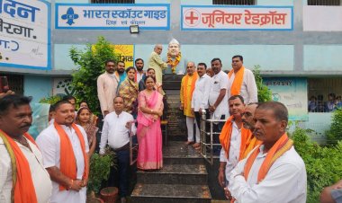 दाऊ प्यारे लाल बेलचंदन की जयंती पर श्रद्धांजलि, पौधरोपण व मेधावी छात्रों का सम्मान