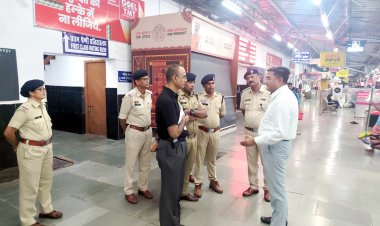 दुर्ग एसपी ने किया रेलवे स्टेशन का निरीक्षण | RPF एवं GRP को दिए नियमित चेकिंग एवं मॉक ड्रिल के निर्देश