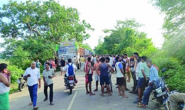 ऑटो ट्रक में भिड़ा, परीक्षा देकर घर लौट रहे इंजीनियरिंग कॉलेज के तीन छात्रों की दर्दनाक मौत, दो गंभीर