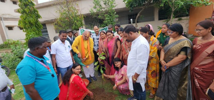 विधायक ललित चंद्राकर ने स्कूल परिसर में पौधरोपण कर दिया पर्यावरण संरक्षण का संदेश