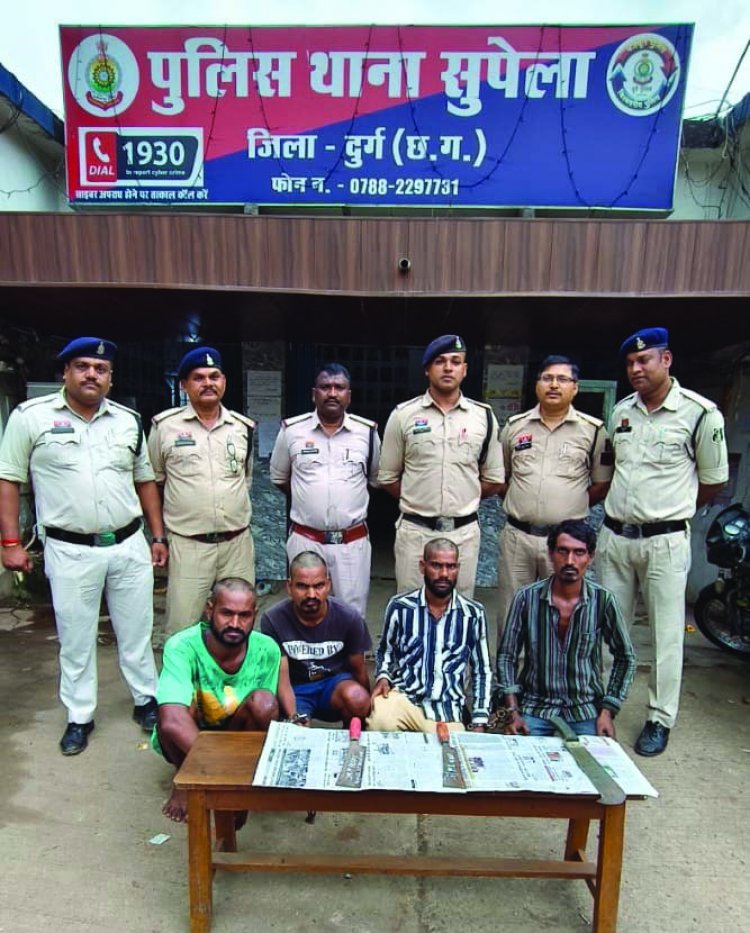  धारदार गंडासा और चाकू के साथ पकड़े गए तीन युवक, पुलिस ने मुंडवाया सिर